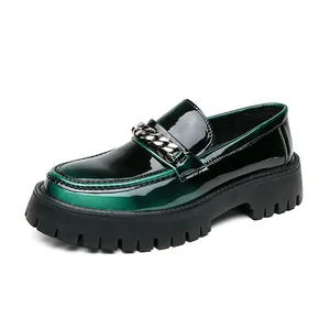 Mocassins élégants pour hommes en cuir verni vert foncé avec semelle crantée et chaîne