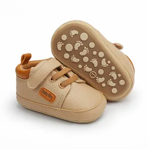 Zapatos de caminar beige antideslizantes para bebé niño con cierre de velcro para infantes.
