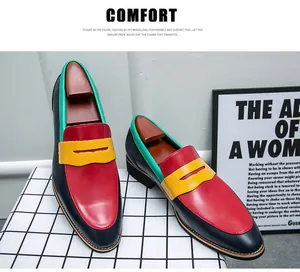 Eleganti mocassini in pelle a punta da uomo con vivace design patchwork multicolore nel dettaglio