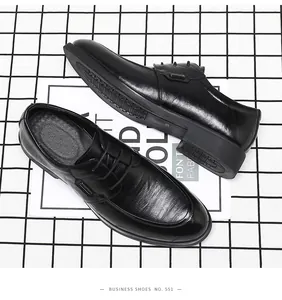 Detail von schwarzen Derby-Business-Lederschuhen mit Obermaterial und rutschfester Sohle
