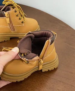Vue détaillée des bottines Martin jaunes pour enfants avec fermeture éclair latérale