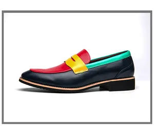 Vista laterale di eleganti mocassini da uomo in pelle color-block blu navy e rossi.