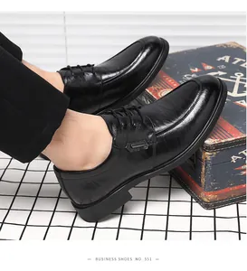 Detailansicht von glänzenden schwarzen Derby-Business-Schuhen für Herren auf Vintage-Box