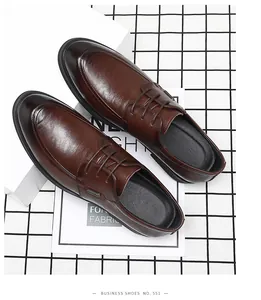 Draufsicht auf braune Herren-Derbyschuhe aus Leder mit schlanker, spitzer Kappe.