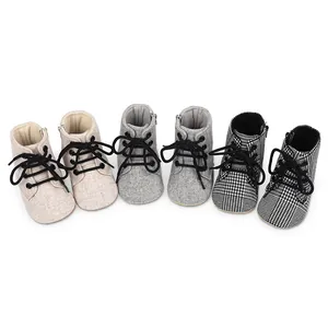 Vue détaillée de trois paires de chaussures bébé en beige, gris et motif pied-de-poule