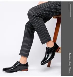 Elegant men's black leather Oxford shoes with cap toe and classic wood-textured heel.