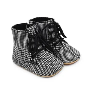 Vue détaillée de chaussures de marche pour bébé en pied-de-poule noir et blanc à lacets