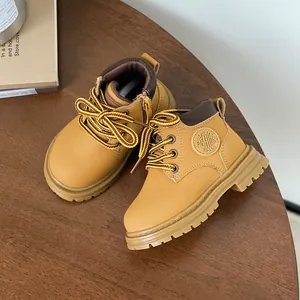 Bottines Martin pour enfants marron clair avec semelle souple et lacets jaunes