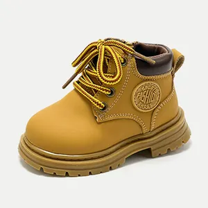 Bottines Martin classiques jaunes pour enfants avec semelles souples et durables.