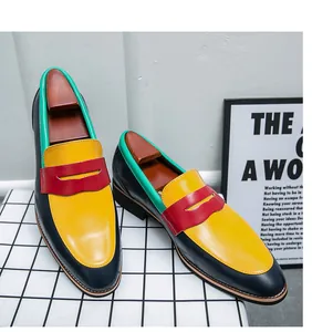 Primo piano di mocassini da uomo in pelle patchwork colorata con punta a punta.
