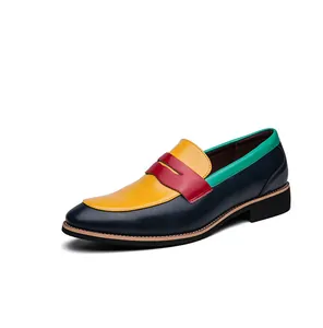 Vista dettagliata delle scarpe eleganti da uomo in vera pelle con design multicolore