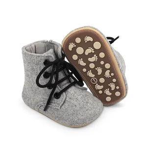 Vue détaillée de bottines de marche grises pour bébé avec semelles en caoutchouc antidérapantes