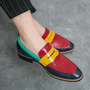 Mocassini in pelle da uomo con punta sottile e design a contrasto di colori vivaci.