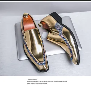 Detail van gouden laklederen loafers met kleurrijke studs en metallic afwerking.