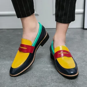 Mocassini da uomo a punta in pelle con un design color-block vivace e stile britannico