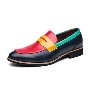 Eleganti mocassini da uomo in pelle colorata con design britannico a punta classica.