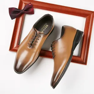 Elegantes zapatos de vestir de cuero marrón pulido con punta fina y cordones