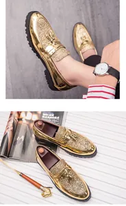 Λεπτομέρεια από χρυσά loafers με γκλίτερ και φούντες για άνδρες σε φόντο lifestyle