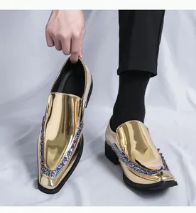 Gedetailleerde macro-opname van gouden lakschoenen met levendige kleurrijke stud-versiering