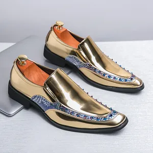 Luxe heren loafers van goud lakschoenen met kleurrijke studs en een elegante puntige neus