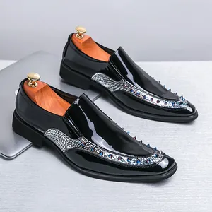 Exclusieve zwarte laklederen loafers met iriserend slangenpatroon en metalen studs