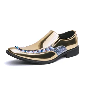 Luxe gouden metallic loafers met blauwe studs en draakschubbenpatroon details