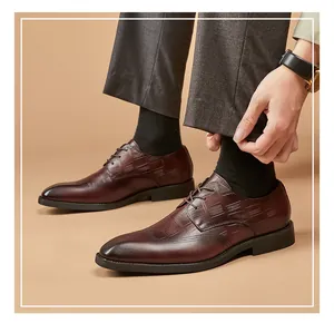 Detailansicht brauner Leder-Derby-Schuhe mit Brogue-Muster und eckiger Zehenpartie