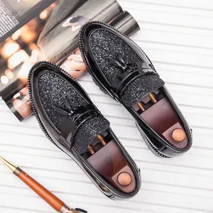 Ανδρικά loafers με γκλίτερ και φούντες από μαύρο λουστρίνι με μυτερή μύτη