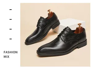 Detailansicht der schwarzen Herren-Derbyschuhe aus geprägtem Leder mit Brogue-Muster.