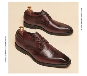 Detailansicht brauner Brogue-Derby-Schuhe aus Leder mit quadratischer Spitze und Karomuster