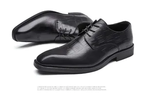 Nahaufnahme hochwertiger schwarzer Brogue-Derbyschuhe aus Leder mit quadratischer Kappe