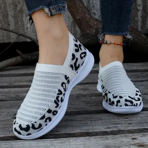 Detailansicht der Herren-Slip-On-Sneaker mit Leopardenmuster auf einem Holzsteg