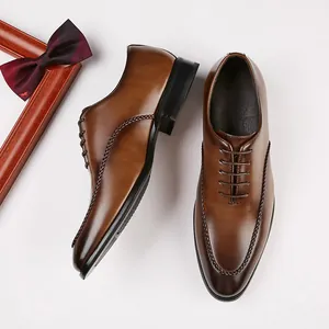 Classic men's brown leather Oxford shoes with vintage British style for business formal wear.