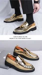 Λεπτομέρεια χρυσών μεταλλικών loafers με πολύχρωμα τρουκς και αγκράφα μπουτονιέρα.
