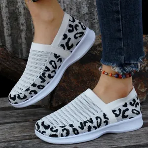 Detail der atmungsaktiven Fly-Knit-Slip-Ons mit modischem Leopardenmuster