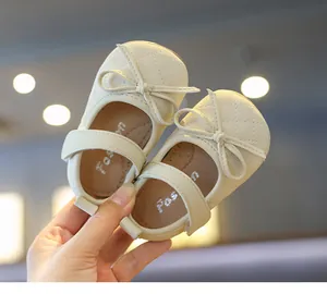 Detail von cremefarbenen gesteppten Baby-Prinzessin-Schuhen für Kleinkinder