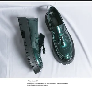 Vue de dessus de mocassins en cuir verni vert foncé brillant avec glands et semelles