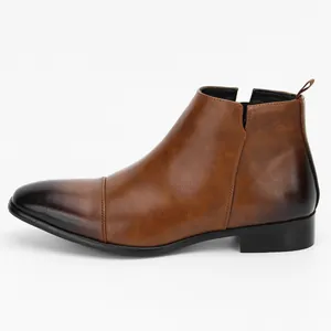 Detaillierte Seitenansicht eleganter brauner Herren Chelsea Boots mit dunklem Farbverlauf