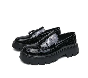 Mocassins classiques en cuir verni noir avec motif crocodile et détails de glands