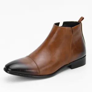 Klassische braune Chelsea-Stiefel für Herren mit stilvoller schwarzer Farbverlaufskappe.