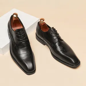 Klassische schwarze Derby-Schuhe aus Leder mit Brogue-Lochmuster und eckiger Zehenpartie.
