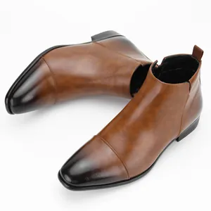 Detailansicht brauner Chelsea-Boots für Herren mit schwarzer Kappe und Farbverlauf
