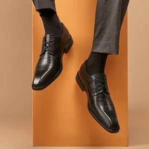 Klassische schwarze Leder Derby Schuhe mit Budapester Muster und kleiner eckiger Kappe.