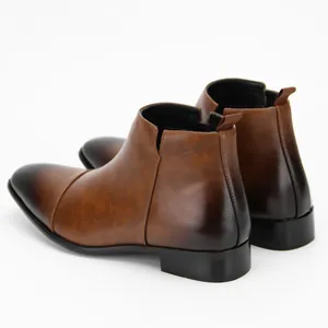 Nahaufnahme stilvoller brauner Chelsea-Boots aus Leder mit elegantem Farbverlauf-Finish