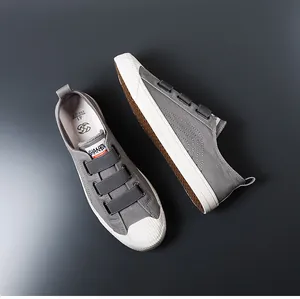 Vista superior de zapatos de lona grises con triple cierre de velcro y suela de goma