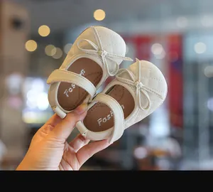 Nahaufnahme gesteppter Baby-Prinzessinenschuhe mit Schleife und weicher Sohle.
