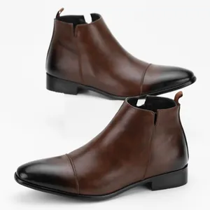 Seitenansicht brauner Chelsea-Boots aus Kunstleder mit polierter Schuhspitze