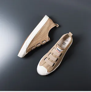 Vista superior de zapatos de lona caqui para hombre con correas elásticas y puntera redonda