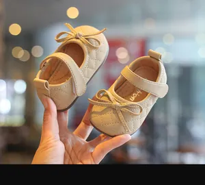 Detailansicht beige gesteppte Baby Prinzessinnenschuhe mit Schleife und Klettverschluss