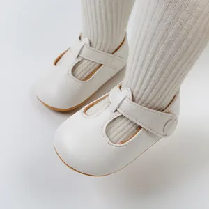 Dettaglio ravvicinato di scarpe da principessa per neonati con suola morbida bianca